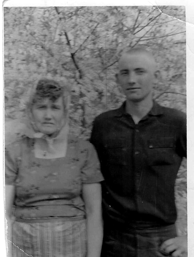 Emma Iwanowna Kr&ouml;ker mit ihrem Sohn Wladimir Usachew, vermutlich Mitte der 1970er Jahre